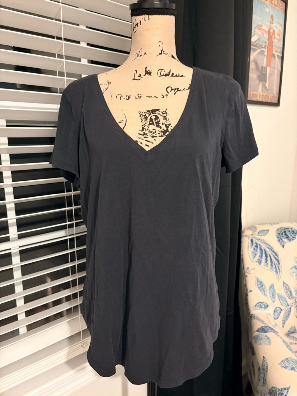 Lululemon love tee Classic V-Neck Women's Top in Charcoal
